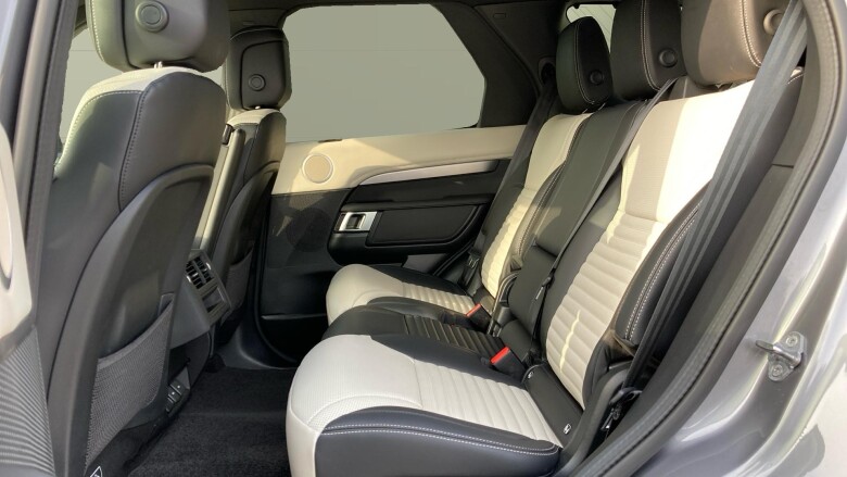 Land Rover Discovery 3.0 D300 Dynamic SE 5dr Auto Diesel Station Wagon